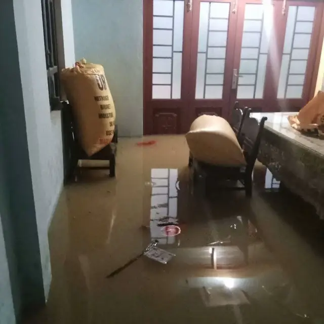 Đang ngủ nửa đêm nước vào nhà ướt cả lưng giật mình dậy mới thấy nước đã ngập nhà. Hoa màu, lúa gạo, trâu bò lợn gà tránh không kịp, đi theo dòng nước… Nhìn những hình ảnh và những dòng tâm sự của bạn bè và người thân mà xót xa 😭😭 Nguyện cầu mẹ thiên nhiên nhẹ nhàng với chúng con. Nguyện cầu cho tất cả mọi người đều bình an 🙏🙏  Miền trung những ngày đầu hè thật khủng khiếp, bão mùa hè 2025 tại Quảng Nam thương yêu 😭