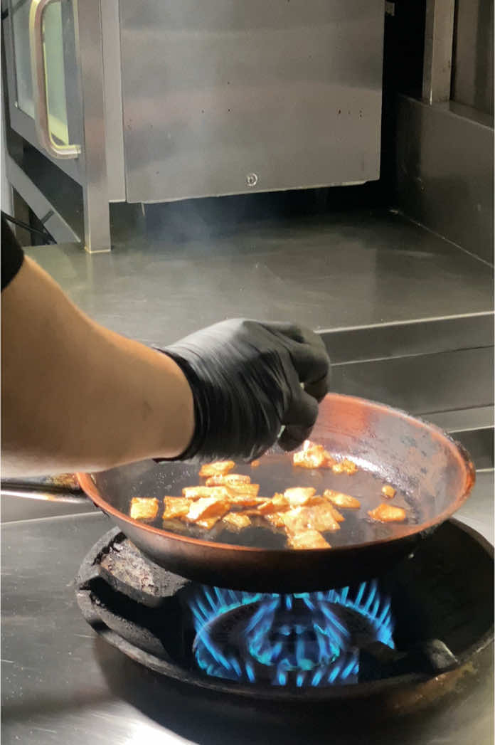 🍝 ริกาโทนี่เห็ดทรัฟเฟิลซอสครีม  เมนูไฮไลท์เอาใจคนรักพาสต้า ที่ไม่ได้มีดีแค่เส้นริกาโทนี่ความสุกกรึบๆระดับอัลเดนเต้เท่านั้น แต่ยังมีทีเด็ดอยู่ที่มีเนื้อทรัฟเฟิลสดบดลงไปในครีมซอส พร้อมด้วยทรัฟเฟิลเพสท์แบบเน้นๆ รับรองเลยว่าได้รสชาติของทรัฟเฟิลแบบเต็มๆคำอย่างแน่นอน 🗺 พิกัด: เทศบาลนิมิตเหนือ ซอย 28 แขวงลาดยาว เขตจตุจักร กรุงเทพฯ 🕙 เปิดทุกวัน 9:00-20:00 น. #RoofRepublic #คาเฟ่ของคนรักเมนูโฮมเมด #คาเฟ่กรุงเทพฯ #คาเฟ่ย่านประชานิเวศน์1 #คาเฟ่บองมาเช่ #คาเฟ่ประชาชื่น #คาเฟ่ของคนรักเมนูโฮมเมด 