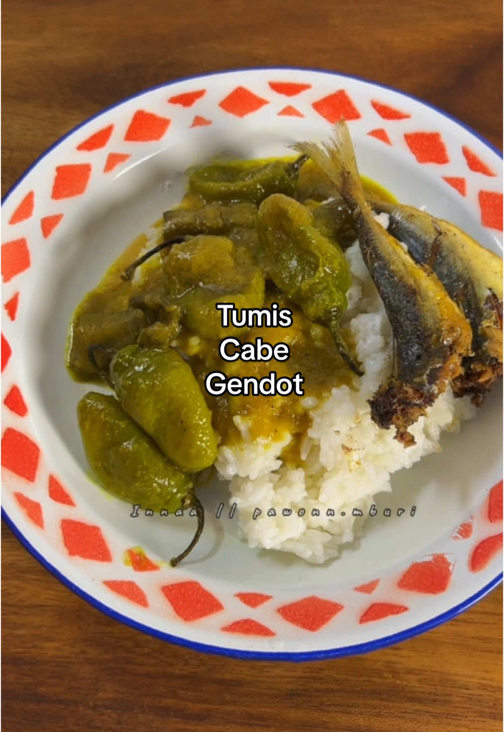 Tumis cabe gendot. ✨ Banyak sekali yang dm suruh cobain ini cabe, ditempatku gaada ya jadi belinya harus online, ternyata enak apalagi dimakan sama ikan asin 👍🏻  Bahan: - 250 gram cabe gendot - 1 buah terong - 9 bawang merah - 7 bawang putih - 2 kemiri sangrai - setengah genggam ebi kering - kunyit bubuk Seasoning: - garam - lada bubuk - gula pasir  - kecap manis #masakanrumahan 