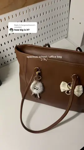 Replying to @burgerwcheesze malaki siya and super spacious! dami malalagay sa loob😉🫶🏻 #schoolbag #unibag #spaciousbag #universitybag #officebag 