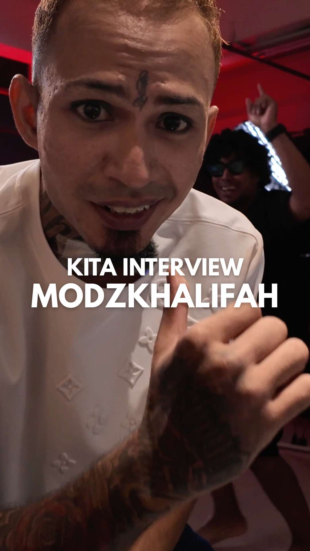 Kita interview MODZKHALIFAH @خَلِیفَہ – penuh dengan cerita hidup, sembang deep, & siap ada sesi lakonan spontan lagi! 🔥 BONUS: dia blanja signature move yang korang semua tahu tu! 🤫 Full episode tomorrow, standby!