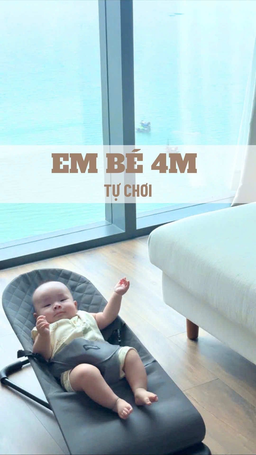 Mẹ đi sắp đồ quay ra thấy em hớn hở chơi 1 mình ntn đây 😘😘😘 #mebimsua #nuoicon #chamcon #embedidulich #embedichoi #bimsua #dulich 