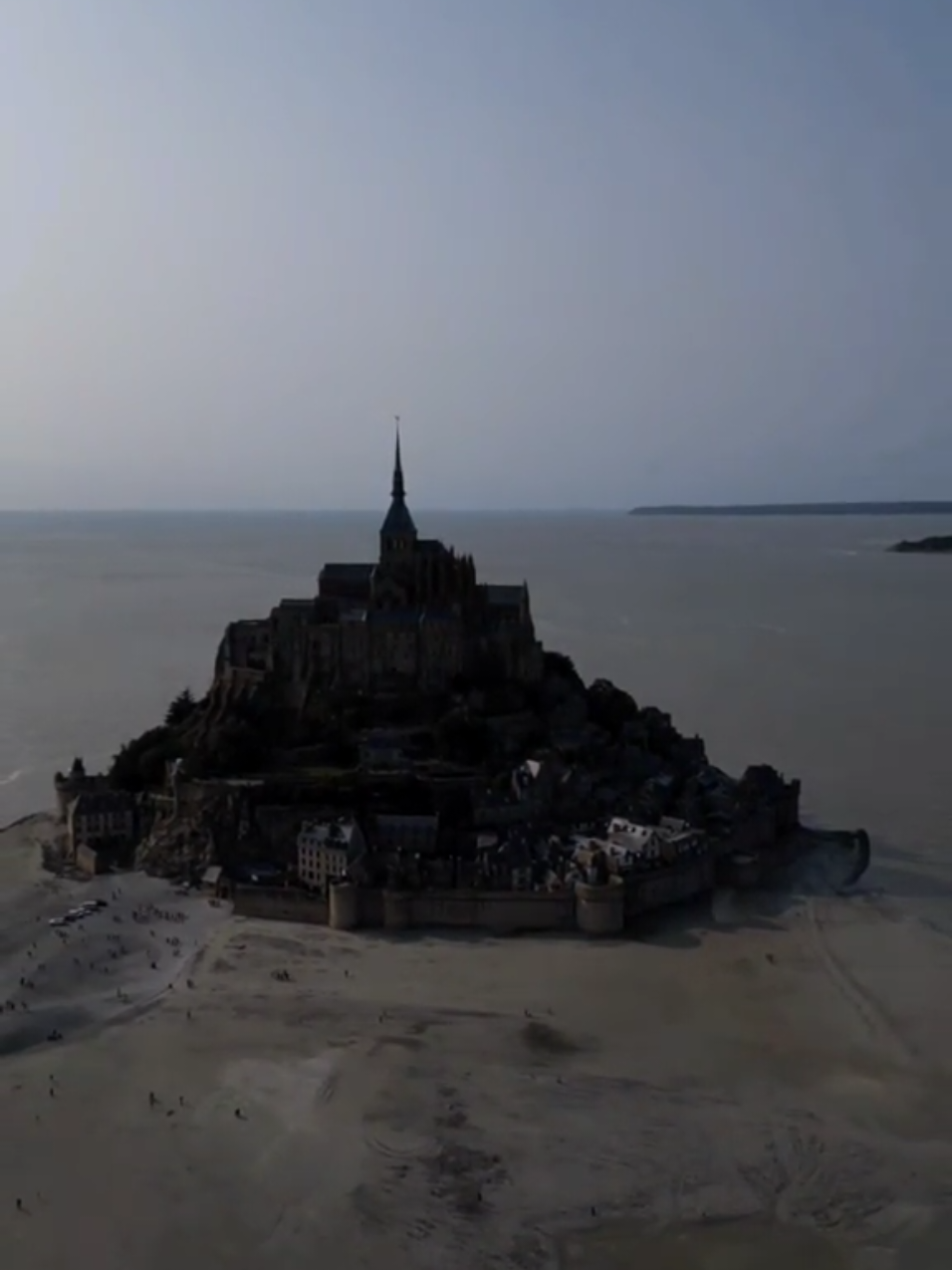 #soloporelmundo #montsaintmichel #8maravilladelmundo #lugaresincreibles #lugaresparavisitar #viajarporelmundo #voyage #voyageur #fascinante #mar #marea #chateau #catedral #petitvillage #forte 