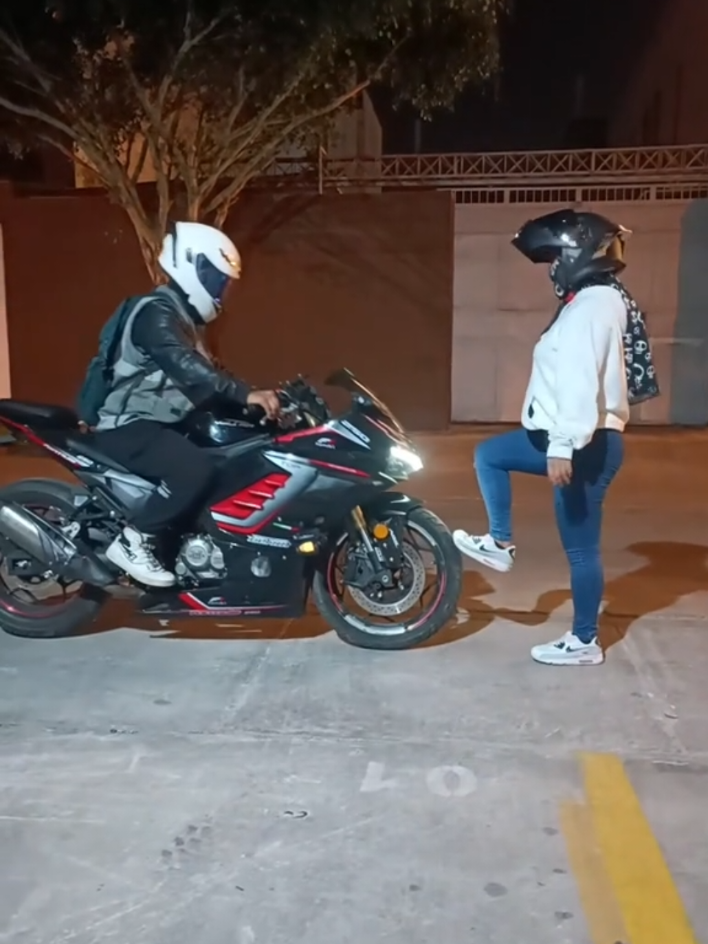 Llevando el trend al extremo 🤣 #rockyourbody #moto #bikers 