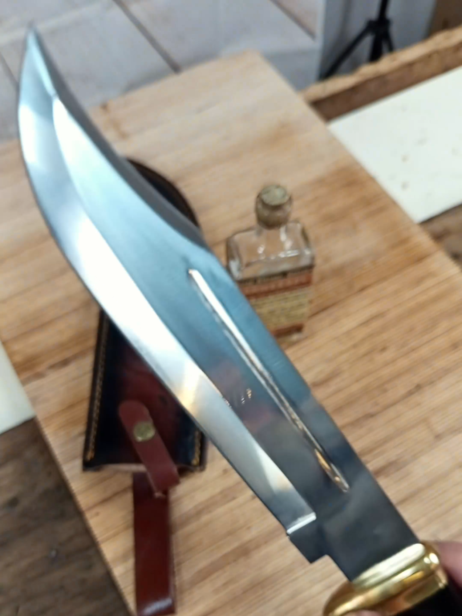 Crocodile Dundee Messer! 🔥 30cm Klinge & Pflege mit Ballistol 🔪  Das legendäre Messer aus dem Kultfilm Crocodile Dundee! Mit einer beeindruckenden Klingenlänge von 30 cm ist es ein echter Hingucker – und kein Spielzeug. In diesem Short zeige ich dir die Pflege mit Ballistol-Öl und die wunderschöne handgefertigte Echtlederscheide. 🎬 Bekannt aus: Crocodile Dundee 📏 Klinge: 30 cm, massiv & scharf 🧴 Pflege: Ballistol Universalöl 🧵 Scheide: Echtes Leder, handgemacht 🪓 Einsatz: Bushcraft, Sammlung, Outdoor, Filmreplik 👉 Was hältst du von diesem Klassiker? Schreib’s in die Kommentare! #CrocodileDundee #Messer #FilmMesser #SurvivalGear #Messerpflege #Bushcraft #KnifeCare #Ballistol #EDC #Shorts