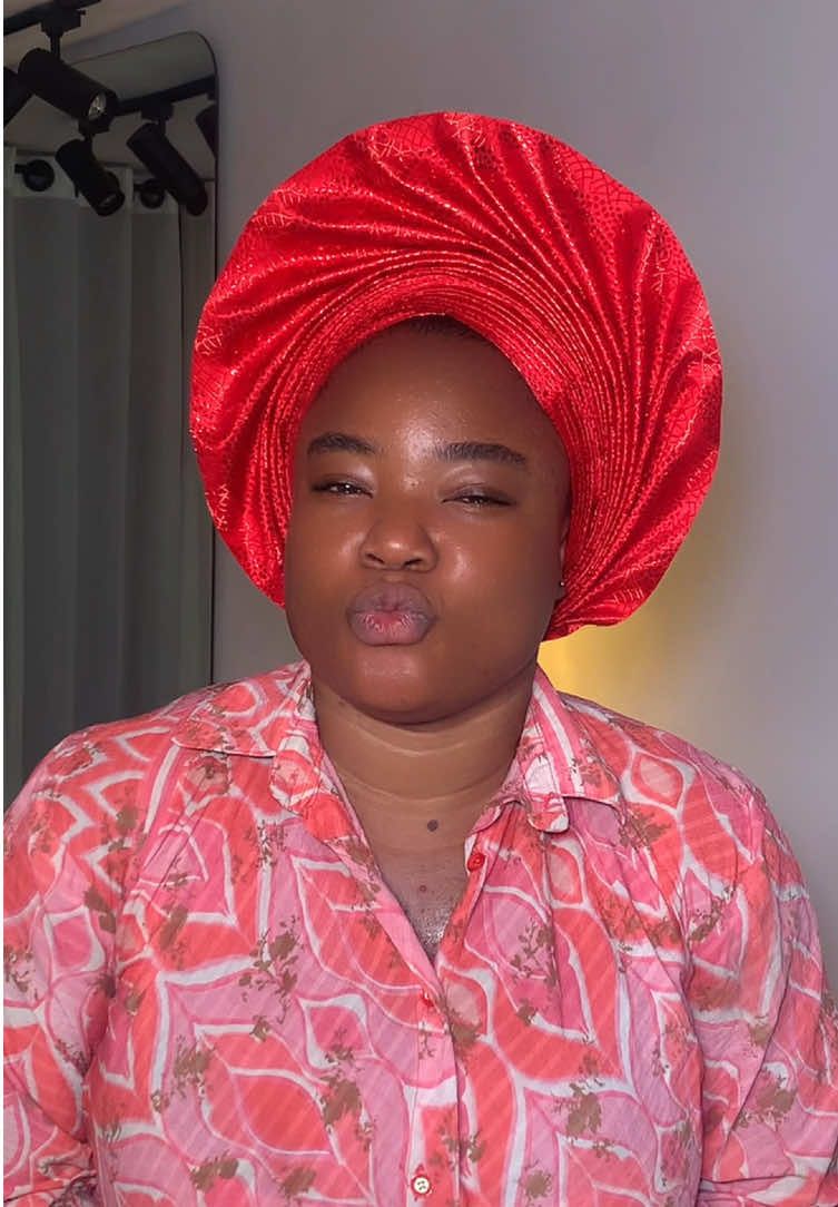 Full fan gele… I know some gele artist struggle with styling this particular style(full fan), but trust me, it’s the easiest. You just have to learn the basics and know exactly what you want to achieve/style.  #geleartist #gelestyles #geleartistinikorodu #geleartistinlagos #geletutorial 