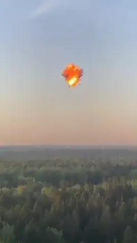 🇷🇺🇺🇦 CRAZY FOOTAGE! A Ukrainian drone intercepted by Russian air defense system over Saint Petersburg. #military #airforce #army #russianmilitary #ukrainemilitary #russoukrainianwar #drone #fyp #xyzbca 