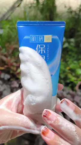 Nak pencuci muka yang boleh melembapkan dan mencerahkan ? 👀💙 Cuba pakai face wash Hada Labo ni !  #hadalabo #cleanser #facewash 