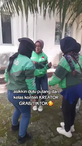 lagi kerja harus fokus tapi kalau lagi kumpul bareng teman harus santuy...btw aku yang mana ya😛#fypシ゚ #driverwanita #drivercantik #grabindonesia #ojol #fyppppppppppppppppppppppp #ojoltiktok #ojolkeren #lewatberanda 