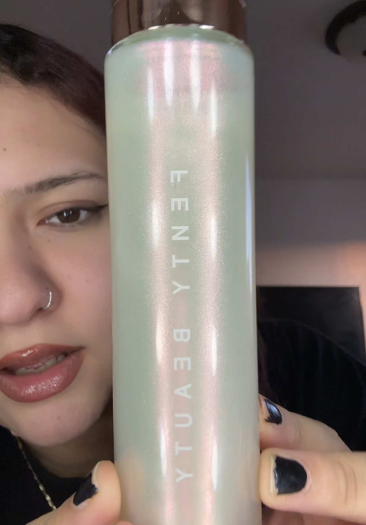 it’s so glowyyyy @Fenty Beauty #fentypartner #fyp #fentybeauty #bodyglow #TikTokShop #444iana 