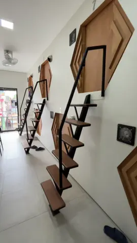 I found the perfect room in Tagbilaran City, Bohol for as low as 500 to 600 pesos per day. The Hive Capsule Hostel is the very first capsule aesthetic style established in the heart of Tagbilaran City, located at San Jose St. near Plaza Marcela. Nagulat ako dito kasi ako lang yung Pinoy na naka check in and mostly mga foreigners kasi nga sobrang ganda nya, perfect for backpackers and also short-term travelers. Take note, it’s fully air-conditioned, with TV, clean matress bed/ pillow and toiletries. Secured din gamit mo kasi they have kyrs and also lockers with key fob to keep your things safely. The staff is also super bait and accomodating. #fyp #fypシ゚ #fypage #travel #traveler #hotel #aesthetic #bohol 