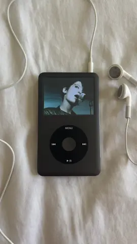 #tokiohotel #2000s #nostalgia #durchdenmonsun #billkaulitz #tomkaulitz #georglisting #gustavschäfer #ipod #music #fyp #pourtoi 