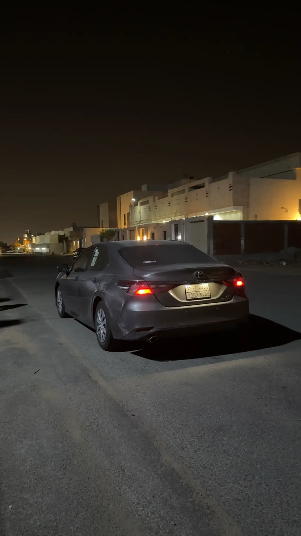 في تمام الساعة 3:20 ص، التقطت كاميرات المراقبة سيارة كامري بلون الرصاصي تغادر حي لبن في غرب الرياض. السيارة خرجت بهدوء من أمام منزل حديث البناء، أنوارها الأمامية مضاءة، لكنها بدون لوحات أمامية واضحة. دقيقتان فقط، وانطلقت السيارة كطلقة على الدائري الشمالي بسرعة تتجاوز 200 كلم/س بلاغات متفرقة وردت من السائقين مركبة باللون الابيض تطير، تتجاوز السيارات وكأنها ما تلمس الأرض!