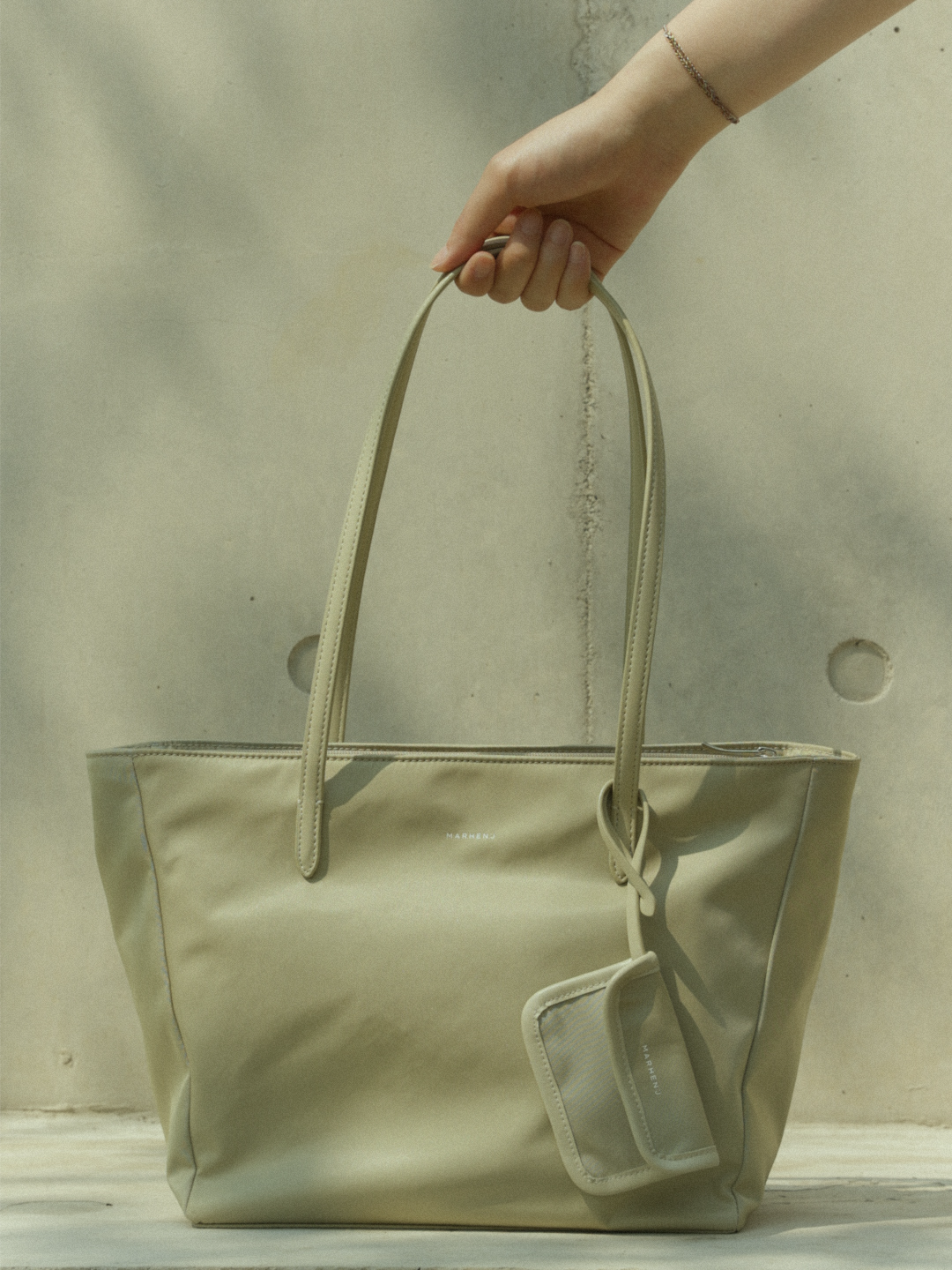 클래식한 무드, 넉넉한 수납    데일리 토트백, 로렌을 만나보세요🤍 Classic mood, spacious storage. Meet Lauren, your new daily tote🤍 #marhenj #마르헨제이 #여름가방 #가벼운가방