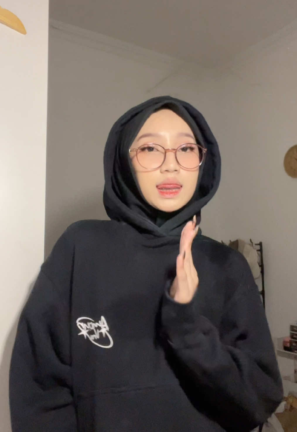 habis keujanan pake hoodie baruu @amourvrai.av 