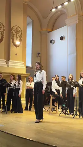 🌹 12 червня – День червоної троянди Квітка, що уособлює кохання, пристрасть і ніжність. Послухайте «Червону троянду» Анатолія Горчинського у виконанні Анастасії Кулініч — солістки хору «Гомін» — в аранжуванні Павла Табакова. 🎧 Повний запис пісні прозвучить наживо вже зовсім скоро. 🌙 Цей хор, цей хор мені щоночі сниться 📅 19 червня, 19:00 📍 Львівський органний зал