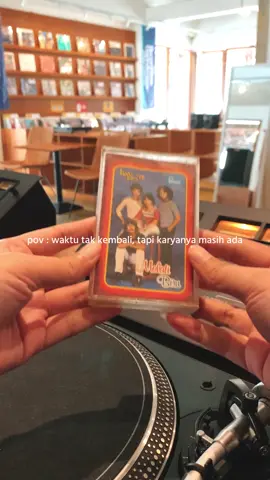 Lagu apa yang bikin kamu nostalgia? Tulis di komen! #fyp #piringanhitam #vinyltok #piringanhitamindonesia #vinylrecords #vinylcollection #koesplus 
