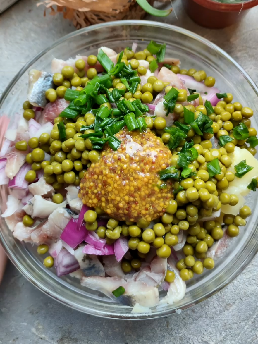 Салат с Селёдкой и картофелем #салат #салаты #fish #мукбанг #рецепты #Recipe #food #быстрыерецепты #еда #foodtiktok #рыба #селедка #вкусно 