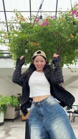 Tới cơn gió còn chiều lòng người 🤭 #fyp #LeHaAnh #shakeittothemax 