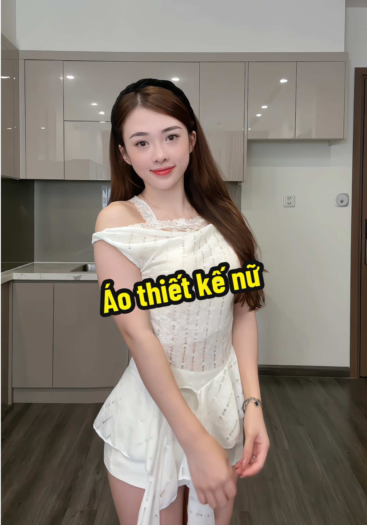 Mặc áo này thấy mình nữ tính hẳn hí hí 😍 #landaulamvo #mebim 