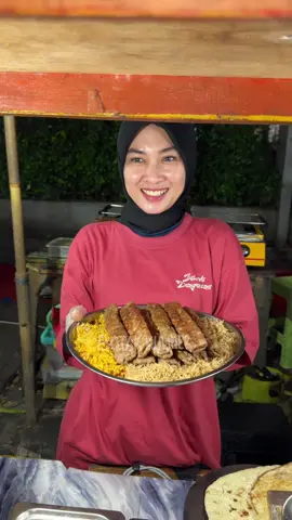 Kak cantik jual nasi kebuli sultan yang beli rela antri #fyp #trending #kuliner #jajananviral #kulinerhits #streetfood #kalibatacity 