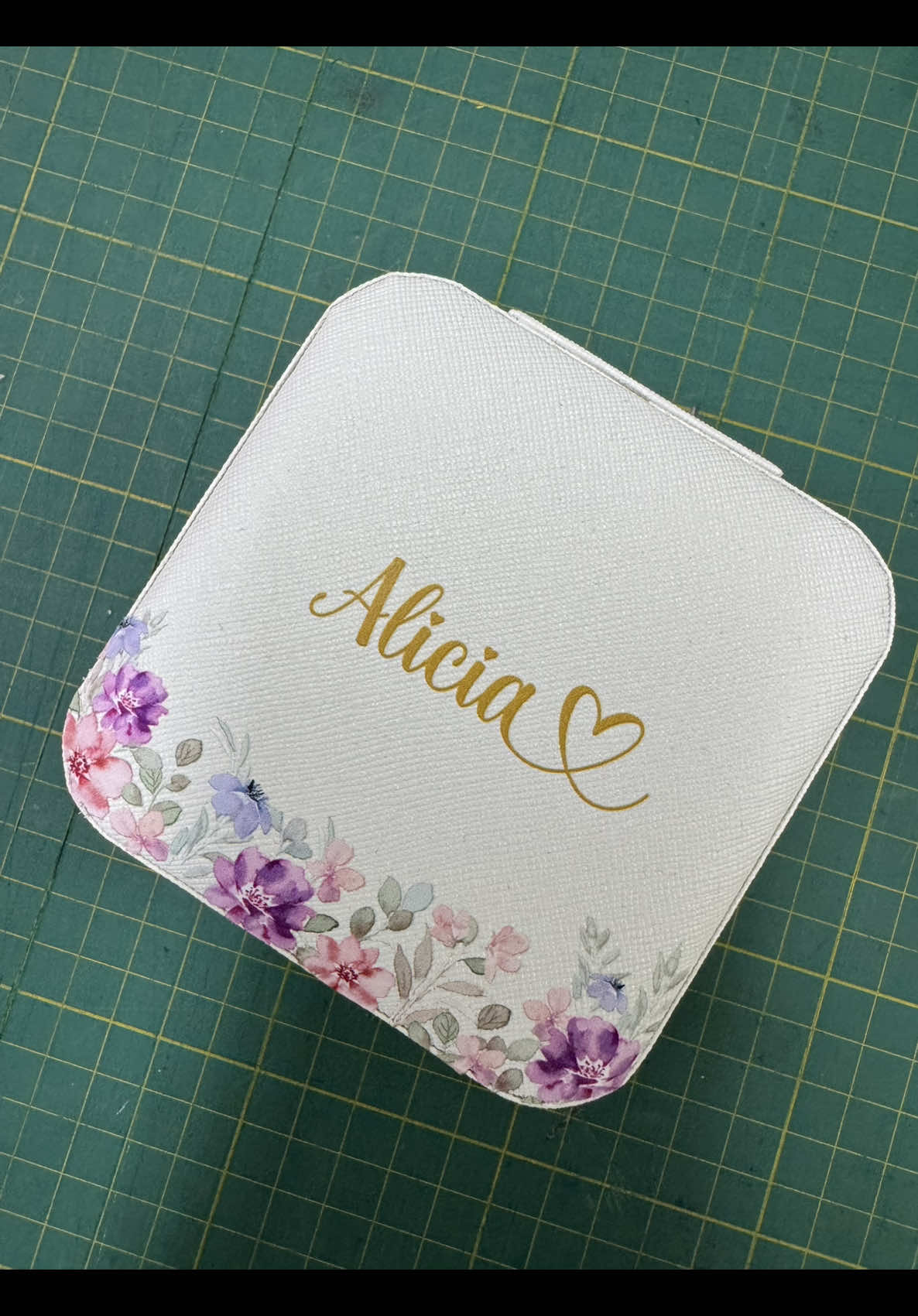 ✨ Hoje foi dia de testar minha nova prensa da Loklik e criar esse porta-joias lindo e personalizado! ⠀ ✅ Ajustei a prensa para 130ºC ✅ Passei algumas vezes com cuidado ✅ Refilei o excesso do transfer ✅ E reforcei a aplicação para um acabamento impecável! ⠀ 🔁 Resultado: ficou perfeito! ⠀ 💬 Comente PORTA JOIAS aqui nos comentários se quiser saber mais sobre o material e o passo a passo! ⠀ #Loklik #PortaJoiasPersonalizado #FeitoComAmor #Personalizados #ArtesanatoCriativo #TransferTermocolante #IdeiasCriativas #Crafting #FeitoÀMão #DIYBrasil #PersonalizadosComCarinho #PrensaTérmica #HeatTransfer #loklik #loklikbrasil