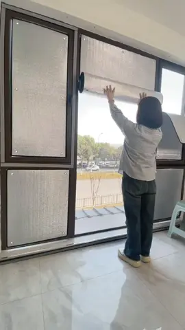 Vào mùa hè, cửa sổ kính ban công tiếp xúc với ánh nắng mặt trời và ngột ngạt. Dán loại phim cách nhiệt này, màng nhôm dày hai lớp 