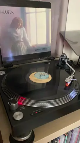 🎶 “Ta Uzak Yollardan” – sadece bir şarkı değil, bir iç yolculuk. #Nilüfer #SensizOlmaz #TaUzakYollardan #TürkçePop #Nostalji #DuygusalAnlar #80smusic #EfsaneŞarkılar #tiktokviral 