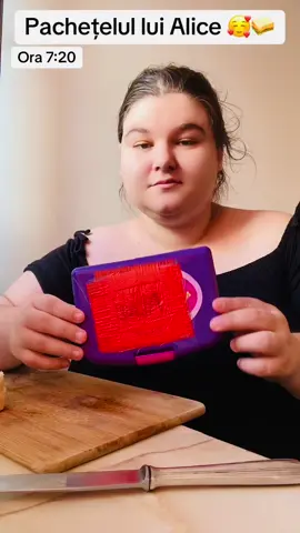 Jur când de dimineață îți merge prost așa îți merge toată ziua să mor de nu 🤣🤦‍♀️ de dimineață am întors toată casa cu fundul în sus pentru că soțul meu nu o mai găsit nici cum cheia mașini după cam 3 ore de întors toată casa pe dos am găsit-o Alice o întârziat la grădi  , ei au plecat fain frumos și eu trebuie să mă pus să strâng tot și nu vreți să știți cum arată casa , nici nu am dormit bine azi noapte așa ca na îs curioasă ce naiba mai urmează azi , în fine vă pup dragii mei sper să aveți o zi mai bună ca a mea !! 🤣🤣🤦‍♀️🤦‍♀️😡😡😤😤 #arad #pachetel #sandvici #foartebun #gradinita #pateu #mancare #gradinita #grupamica 