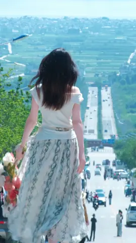 Một chiều lạc bước ở Đại Lý, em như nàng thơ giữa trời Tây Bắc. 🌸 #dalichina #shangrila #travelvlog #cogaihanhphuc #dulichtrungquoc #dulichchaua #thiennhien #diemdenmoituan #giacmoaDong #chilltravel #vietnamtravelvlogger #fyp #xuhuong 