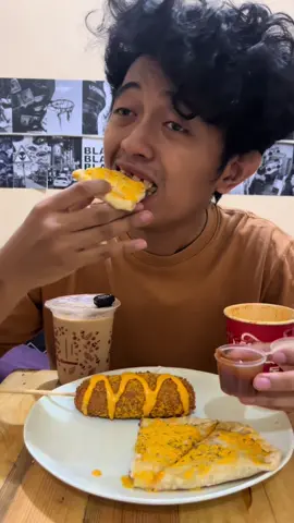 Bangun tidur - sarapan - tidur lagi #makanking #mukbang #reddog 