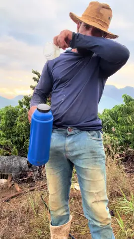 Começando a quinta feira com meu café, forte igual o peão 😏🤠 Bora comido mais um dia!  #roça #bruto #peao #homemdocampo