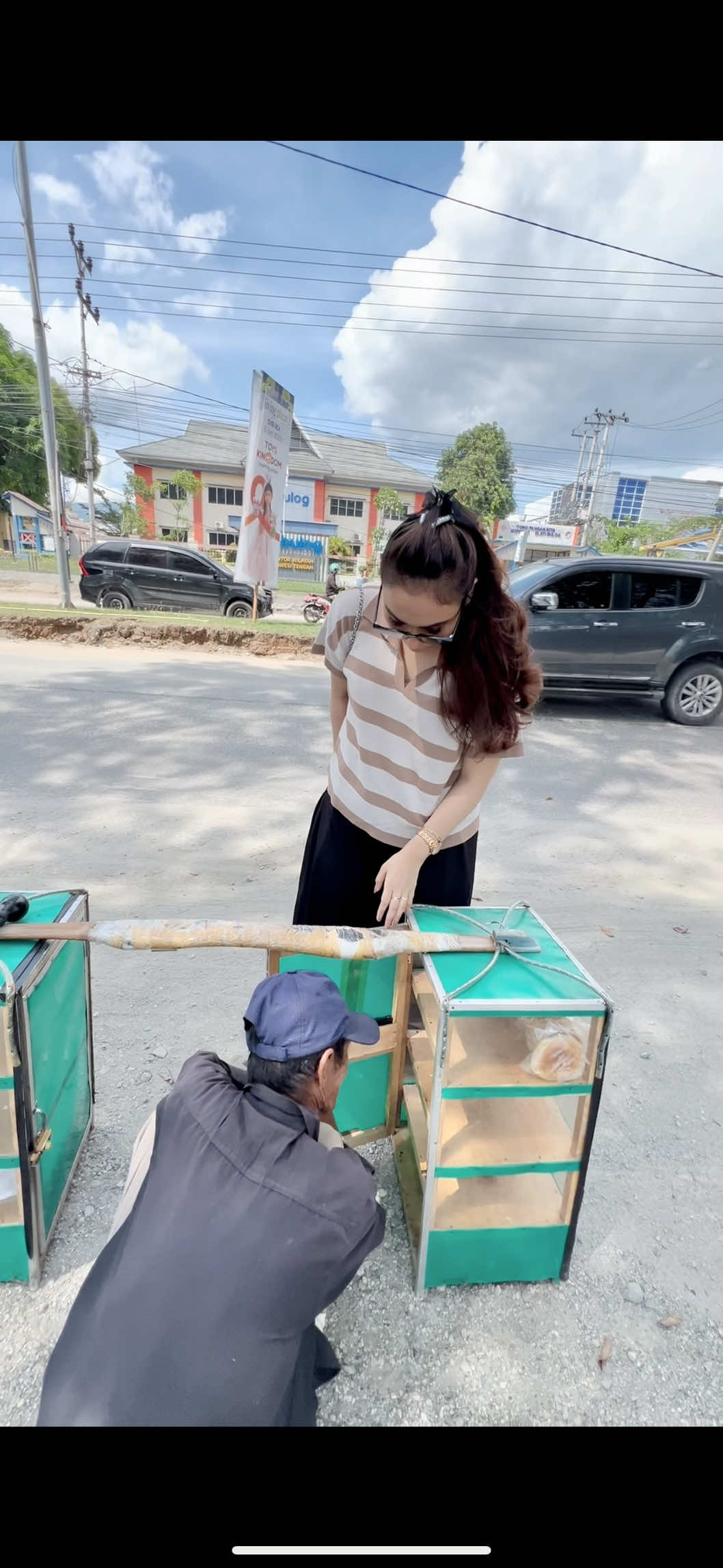 Kalo dapat pedagang roti kek gini di jalan,di bantu yaw🤍#foryoupage #fyp 