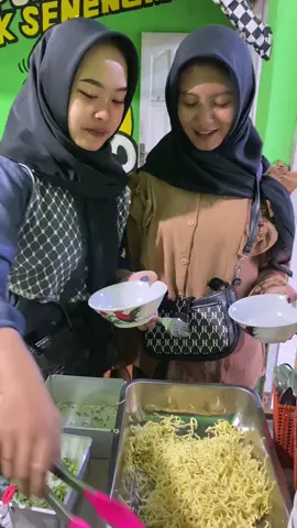 Salatiga hadir josjisss ramekann…. Bakso prasmanan pak koki Buka jam 11 siang Jangan lupa mampir ya Lokasi : Klero depan Polsek tengaran deket Salatiga Gogle map nasi goreng pak koki Klero Selasa libur…
