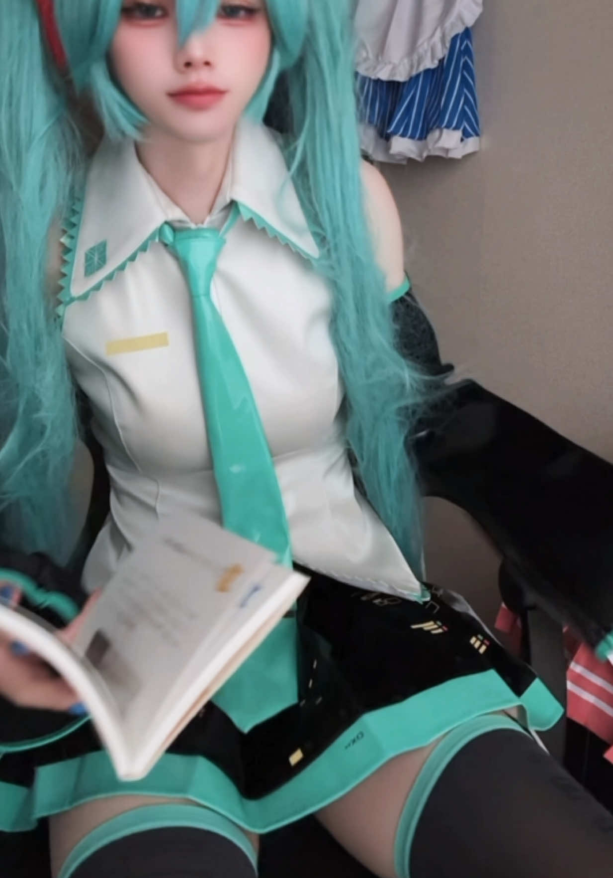 I’m home. I’m very bored and tired.  #初音ミク #miku #vocaloid #cosplay 