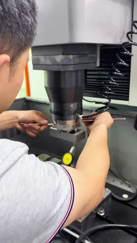 The spark machine is equipped with a pneumatic chuck, which eliminates the division of the middle adjustment and improves production efficiency.#cnc #cncmachining #cncmilling #Factory #engineering #EROWA #cncmachine #zeropoint #火花製造機 