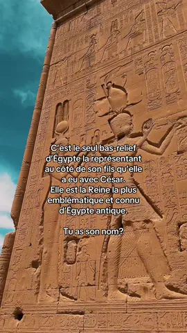 Sur les murs d’un temple dédié à la déesse de l’amour et de la musique, une silhouette royale se détache. Drapée dans des vêtements finement sculptés dans la pierre, elle se tient droite, digne, accomplissant un rituel sacré aux côtés d’un jeune garçon. Lui, porteur de la double couronne, symbolise la continuité d’une dynastie, l’union de deux mondes. Cette scène, unique en son genre, fige pour l’éternité la dernière grande figure d’un empire ancien, dans un style à la fois égyptien et subtilement influencé par d’autres cultures. C’est le témoignage rare et précieux d’un règne à la croisée des civilisations, à la veille d’un bouleversement irréversible. #egypte #egypteantique #reine 