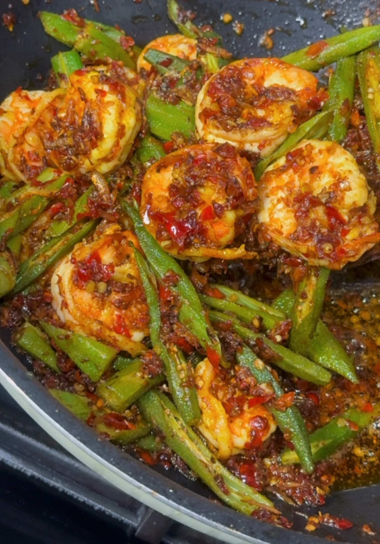 Menu 2 in 1, Udang Cili dengan bendi. Saya masak ini je untuk makan tengahari. Nasi panas dalam mangkuk, letak udang cili dengan bendi kat atasnya. Wah, berselera makan, jimat masa, jimat duit, jimat tenaga. Janji kenyang😁Moh le buat!  . 🅱️Bahan-bahan 1 paket sayur bendi 300g udang - gaul dengan Garam & Serbuk kunyit Adabi 1 sdb Sos Seafood Adabi 1 sdk Serbuk pati ikan bilis Garam jika perlu Perahan limau nipis ⏺️Bahan Kisar 7 biji cili merah 13 biji cili padi merah 7 ulas bawang putih 2 sdb ikan bilis . #fyp #foryou #foryoupage #fypage #fy #explore #explorer #adikfoods #simple #cooking #Recipe #lunch #viral #tiktokmalaysia #tiktokindonesia #tiktoksingapore 