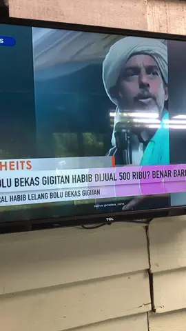 Habib mustofa masuk trans 7 , tp narasi beritanya bikin pro kontra gini sih 🫠. Banyak sekali hadits yang menegaskan tentang keutamaan para ulama diantaranya : ; (مَنْ أَحَبَّ قَوْمًا بِالْإِخْلَاصِ يَكُونُ مِنْ زُمْرَتِهِمْ وَإِنْ لَمْ يَعْمَلْ عَمَلَهُمْ لِثُبُوتِ التَّقَارُبِ بَيْنَ قُلُوبِهِمْ وَرُبَّمَا تُؤَدِّي تِلْكَ الْمَحَبَّةُ إِلَى مُوَافَقَتِهِمْ  “Jika seseorang mencintai kalangan saleh dengan ikhlas, maka sebagaimana dinyatakan Nabi, ia termasuk golongan mereka kendati amalannya tidak seperti yang dilakukan orang-orang saleh tadi, sebab keterpautan hati dengan mereka. Kiranya rasa cinta itu memotivasi agar bisa berbuat serupa.” (Muhammad bin Abdurrahman al Mubarakfuri, Tuhfatul Ahwadzi bi Syarhi Jami’ at Tirmidzi [Beirut: Darul Kutub al-Ilmiyyah], juz 7, hal 53). Dalam video ini menunjukan kecintaan seseorang terhadap ulama adalah pula bentuk cintanya kepada Nabi Muhammad Saw. Maka tolong jgn mengarahkan kepada narasi yang tidak tidak karena hal ini bisa saja akan menimbulkan perpecahan #trans7 #selebritaexposetrans7 #f 