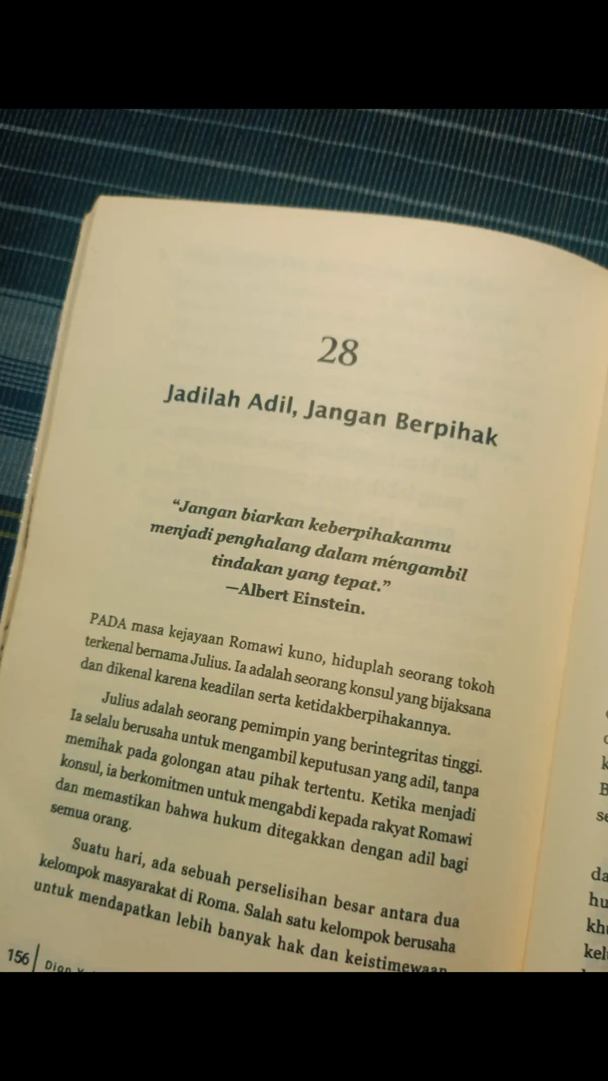 Menjadi adil dan tidak berpihak adalah sikap yang sangat penting dalam hidup. Dengan menjadi adil, kamu dapat membangun kepercayaan dan hubungan yang baik dengan orang lain. Kamu tidak akan membeda-bedakan orang lain berdasarkan status, kekayaan, atau latar belakang mereka. Menjadi adil juga berarti kamu harus berlaku objektif dan tidak memihak. Kamu tidak boleh membiarkan perasaan pribadi atau kepentinganmu sendiri mempengaruhi keputusanmu. Dengan menjadi adil, kamu dapat membuat keputusan yang lebih baik dan lebih bijak. Jadi, jadilah orang yang adil dan tidak berpihak. Dengan sikap ini, kamu dapat membangun reputasi yang baik dan meningkatkan kualitas hidupmu. Kamu juga dapat menjadi contoh yang baik bagi orang lain dan membantu menciptakan masyarakat yang lebih adil dan harmonis. #motivasi #motivasihidup #theprinciplesofpower #fyp 