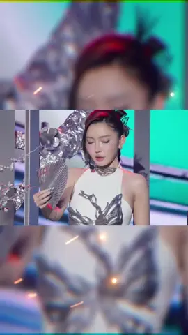 Tranh đẹp là do em lung linh, Nước cờ em luôn thông minh, tiếng đàn em làm tim anh rung rinh, thơ tình Trần gian đứng cả hình. #emxinhsayhi #bichphuong #phuongmychi #tientien #newmusic #soundsofvietnam #nghenhacgidi #svmedia 