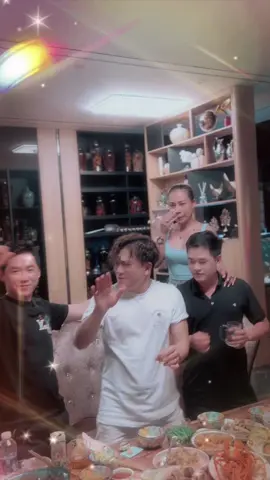 Cố chấp để làm gì, quên đi quá khứ và hãy vui tươi lên nào ?? 