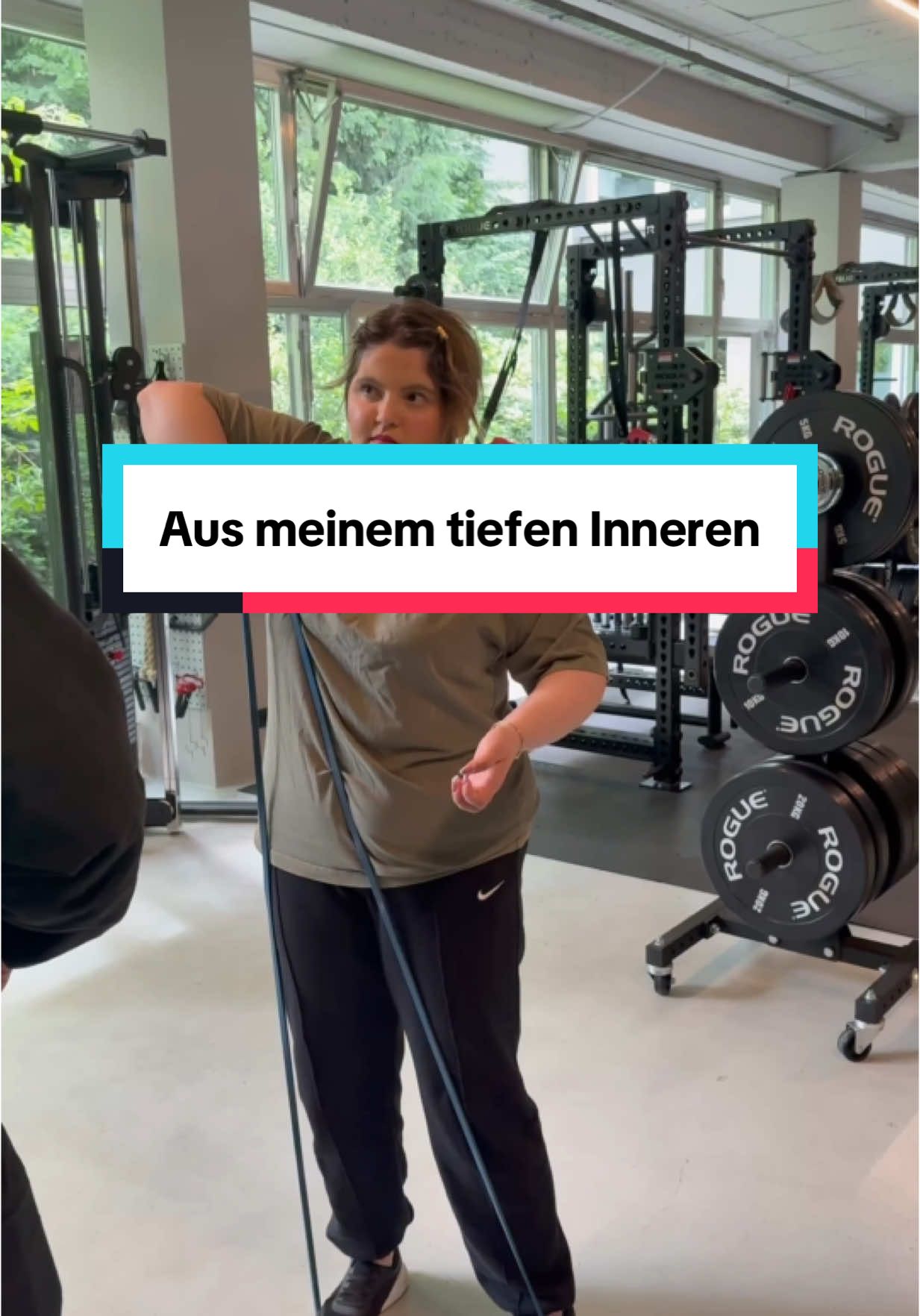 Können wir vielleicht anfangen zu versuchen uns in die Lage unseres Gegenübers hineinzuversetzen?! Worte sind so schnell daher gesagt. Ohne, dass wir einen Moment länger überlegen, wie viel es beim anderen anrichten kann und dass er abends vielleicht weinend im Bett liegt, weil es ihm so verletzt hat. Ich muss oft genug selber erfahren, wie es ist, wenn jeder seinen Senf dazu gibt. Deswegen möchte ich, dass wir uns öfter an die eigene Nase fassen & bisschen mehr nachdenken, was wir Mal eben so raushauen - für ein netteres Miteinander ❤️