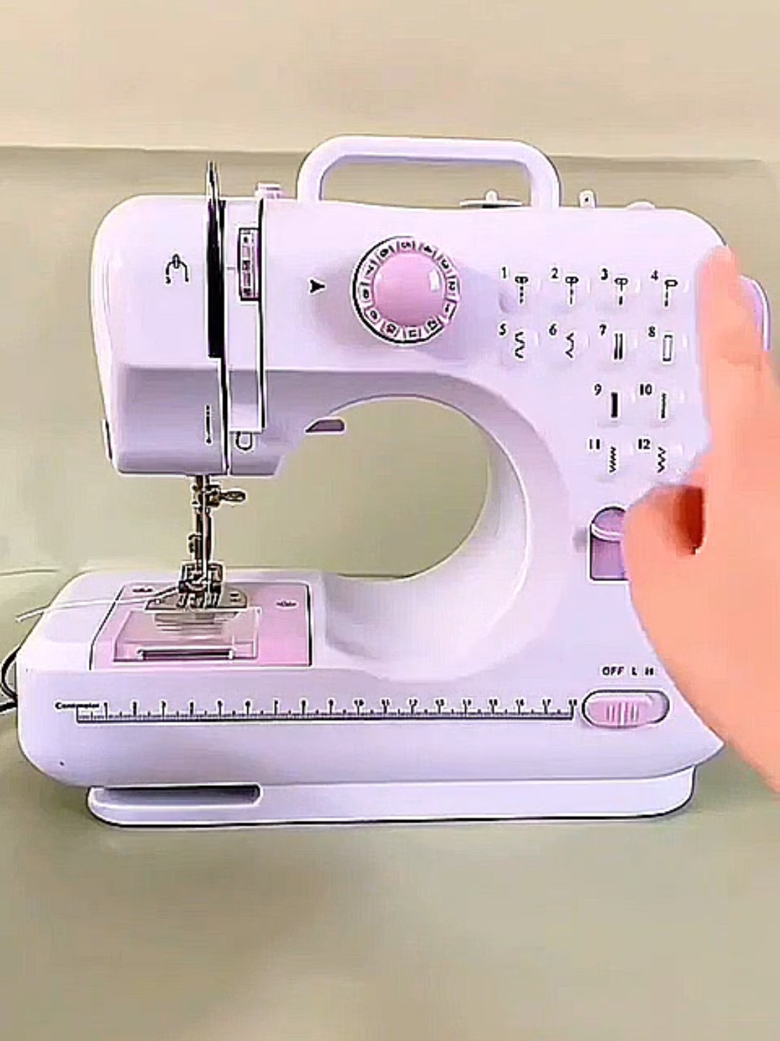 A revolução da costura chegou! Conheça a Mini Máquina De Costura Multifuncional: compacta, poderosa e com 12 pontos diferentes!  Ideal para iniciantes ou costureiras de mão cheia! BIVOLT | Prática | Doméstica Quem aí também ama criar suas próprias peças? #ConSantanderConecto #vendastiktok #fypシ゚ #tiktokshop #vaiprofy #vizualizaçao #fypp 