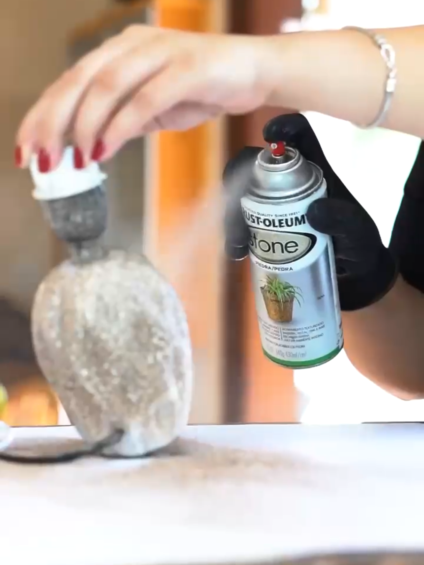 TRANSFORME QUALQUER SUPERFÍCIE COM EFEITO PEDRA!  Quer dar aquele toque rústico e sofisticado nos seus projetos de decoração? O spray efeito pedra é a solução perfeita! ✅ Fácil de aplicar ✅ Textura realista ✅ Ideal para móveis, vasos e até paredes Basta agitar, aplicar e ver a magia acontecer! ✨ Curtiu? Marca quem precisa dessa dica! 👇 #reforma #acabamentos #efeitopedra #diyproject #façavocêmesmo