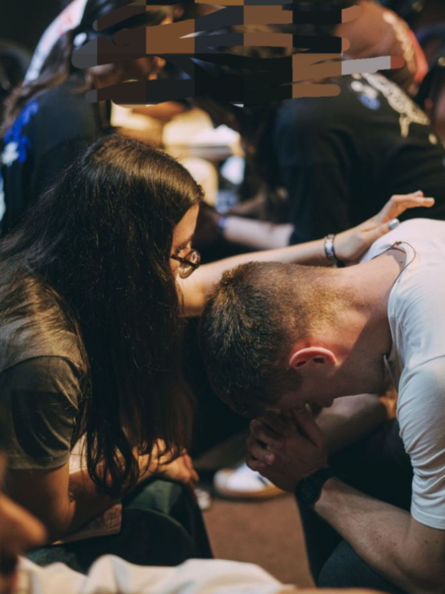 Quando Deus une..................... Dois corações, nem o tempo, nem a distância, nem as dificuldades podem separar. Que o amor de vocês continue sendo reflexo do amor de Cristo: paciente, verdadeiro e eterno. Que cada dia juntos seja um testemunho vivo da graça e da fidelidade de Deus. 💍❤️ ‘Assim já não são dois, mas uma só carne. Portanto, o que Deus uniu, ninguém o separe.’ (Mateus 19:6)