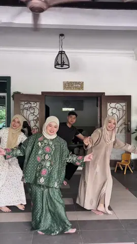 Let’s repeat this trend again. Zapin melayu takkan pupus di hati 🤍  #SRCREWDANCER #zapinmelayu 