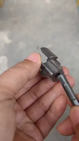 MAIS PRATICIDADE E PRECISÃO NA HORA DE ROSQUEAR Otimize seus projetos hidráulicos com esta matriz de rosca com cabo destacável. Perfeita para criar roscas internas e externas em tubos de água de 1/2