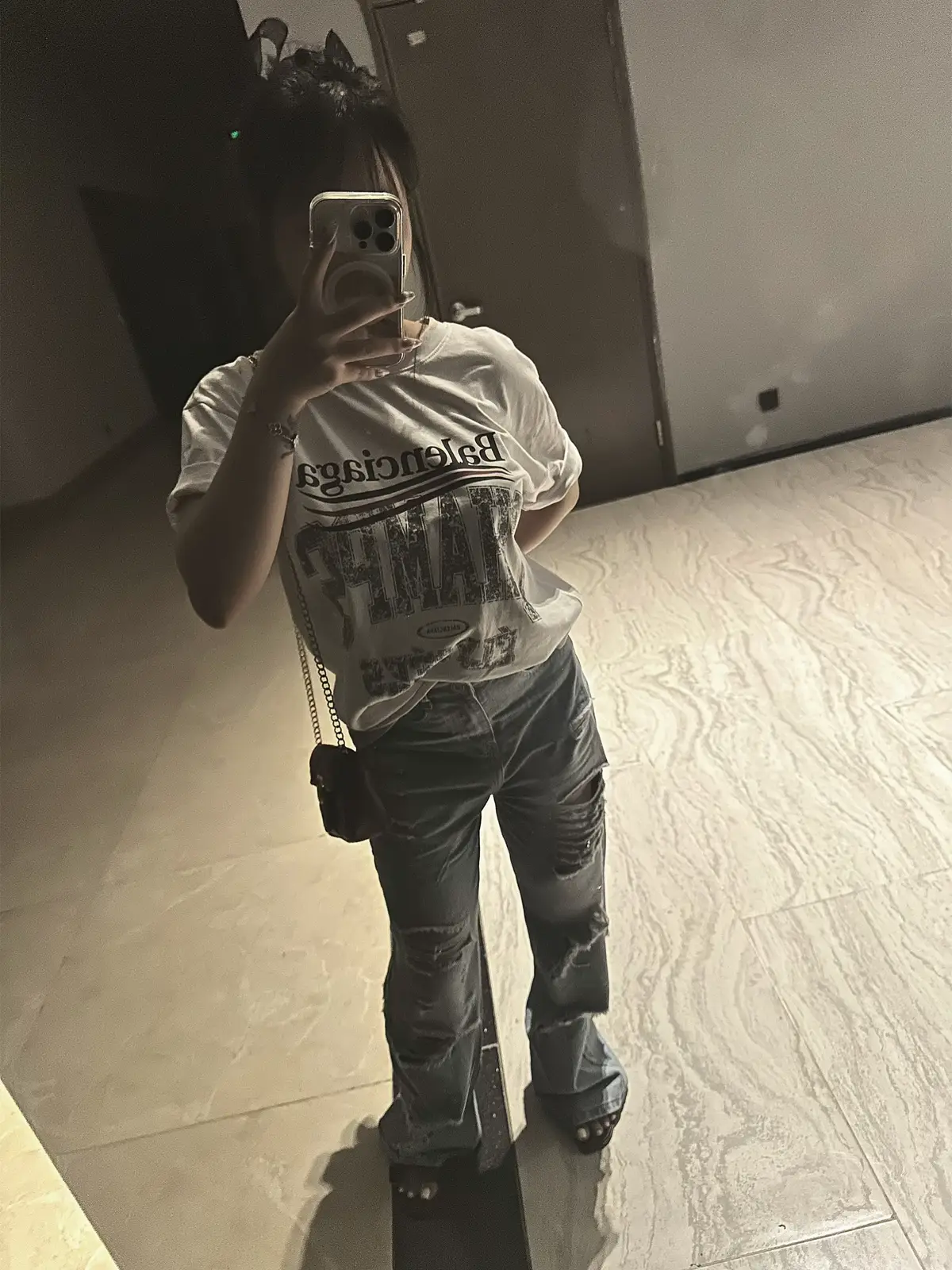 Chỉ có tiền mới giúp cuộc sống ta ổn thôi. Nếu may mắn, có một người đồng hành bên cạnh thấu hiểu thì tốt Còn không thì, cứ 1 mình một ngựa mà bước đi ..