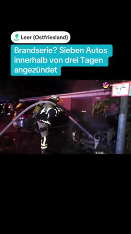 Im ostfriesischen Leer (Niedersachsen) hält derzeit eine mutmaßliche Brandserie die Einsatzkräfte in Atem. Nachdem bereits am Dienstag Autos und auch Altpapiercontainer in Flammen aufgegangen waren, musste die Feuerwehr in der Nacht zu Donnerstag erneut ausrücken, denn ganz in der Nähe zum vorherigen Einsatzort brannte es wieder. #Brandserie #Leer #Ostfriesland #FeuerwehrEinsatz #Niedersachsen #Sachbeschädigung #Brandstiftung #PolizeiErmittelt #Feuerteufel #Brand #Feuer 